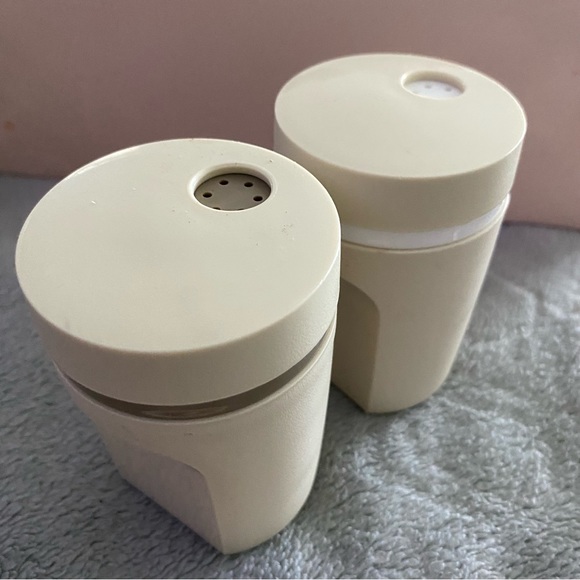 Tupperware Salt Pepper Shakers - Picture 1 of 4